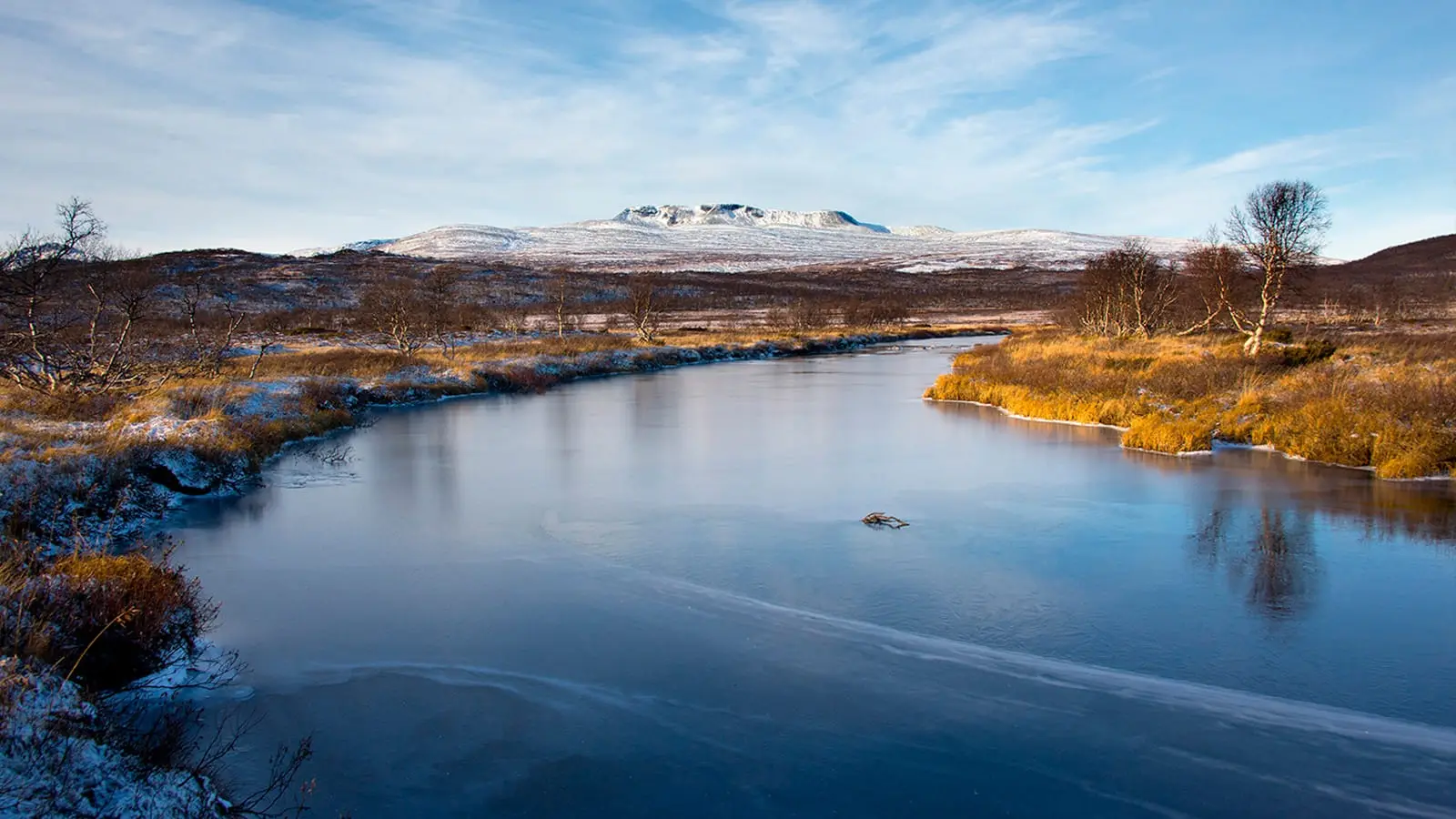 Fjell og elv i Midt-Norge i høstlys